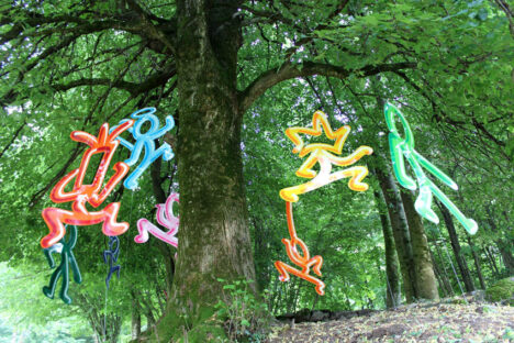 Bunte Figuren im Wald